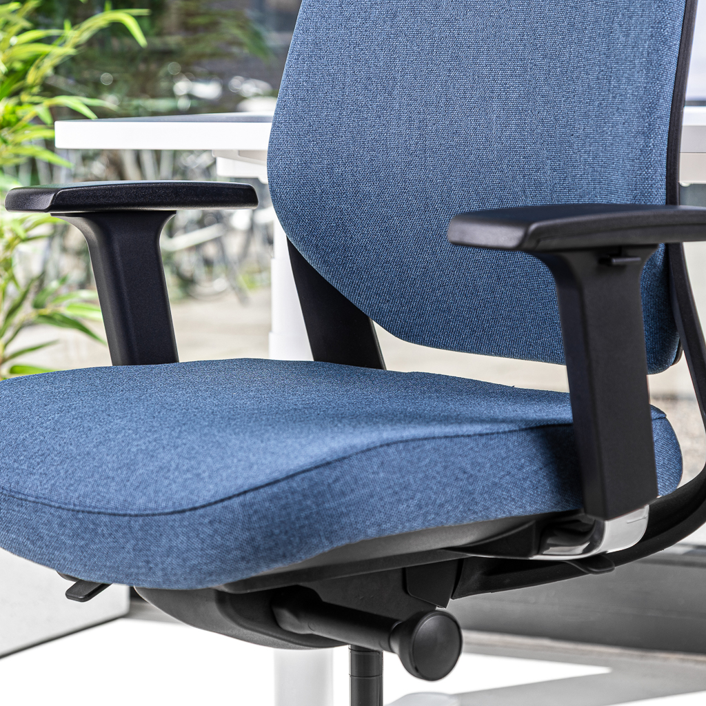 Teamo® Plush Plus - Ergonomischer Bürostuhl mit Kopfstütze, Vollpolster, Schwarz/Blau